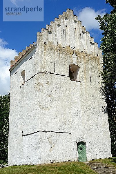 Kastal  mittelalterlicher Wehrturm an der Kirche  Benestad  Schonen  Schweden  Europa