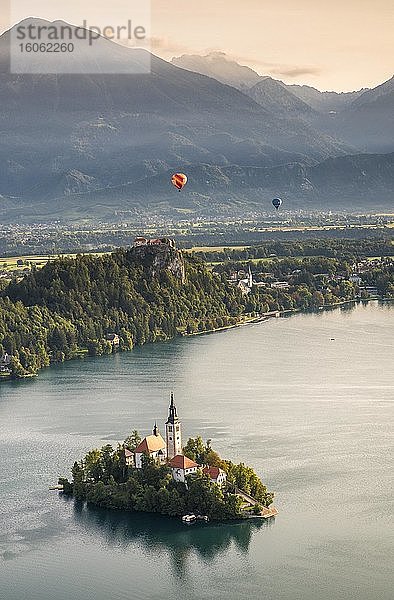 Bleder See mit Burg Bled und Insel Blejski Otok mit Marienkirche  dahinter Karawanken  Bled  Slowenien  Europa