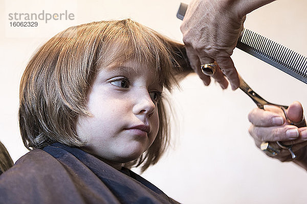 4 Jahre alter Junge bekommt einen Haarschnitt