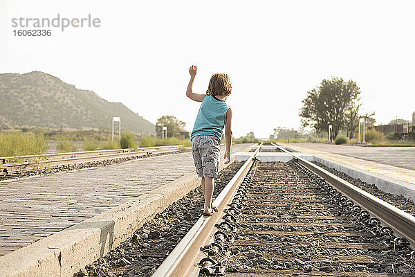 4 Jahre alter Junge balanciert auf der Eisenbahnschiene Lamy NM.