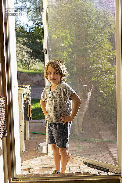 Porträt eines 4 Jahre alten Jungen auf seiner Veranda