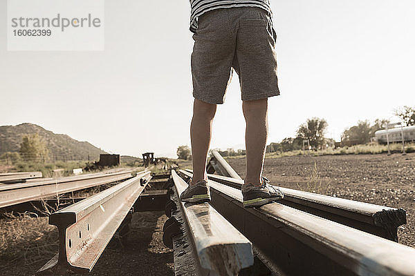 4 Jahre alter Junge spielt auf den Eisenbahnschienen Lamy NM.