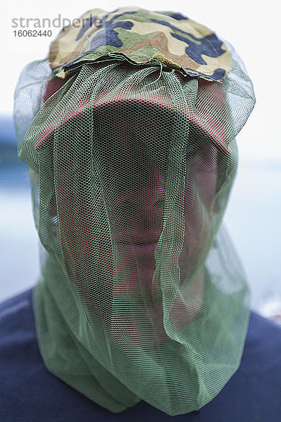 Nahaufnahme eines Mannes mit Moskitonetzen zum Schutz vor Mücken