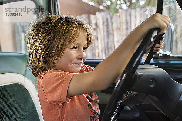 5-jähriger Junge am Steuer eines Pick-up TruckNM aus den 1970er Jahren.