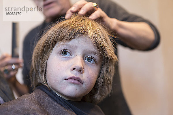 4 Jahre alter Junge bekommt einen Haarschnitt