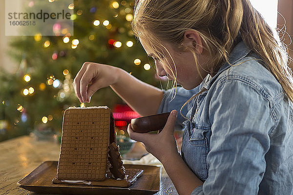 11-jähriges Mädchen baut zu Hause ein Lebkuchenhaus