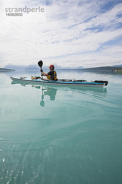 Seekajakfahrer im ruhigen Wasser einer Bucht in einem Nationalpark.