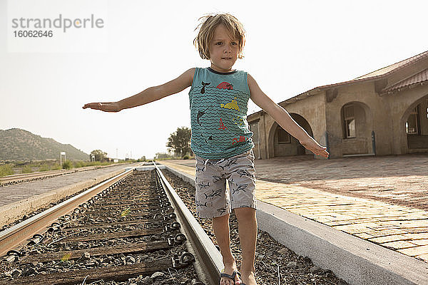 4 Jahre alter Junge balanciert auf der Bahnstrecke Lamy NM.