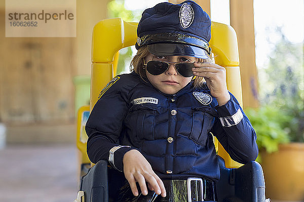 4 Jahre alter Junge als Polizist verkleidet