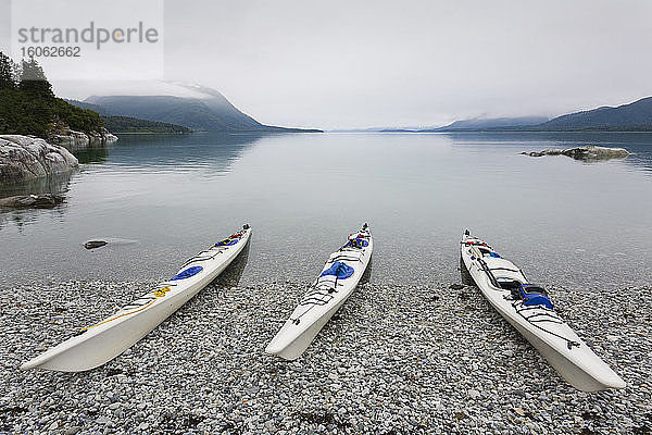 Seekajaks auf einem abgelegenen Strand  ruhiges Wasser einer Bucht an der Küste Alaskas.