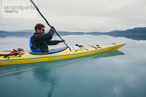 Seekajak fahrender Mann in der Inanbucht an der Küste Alaskas.