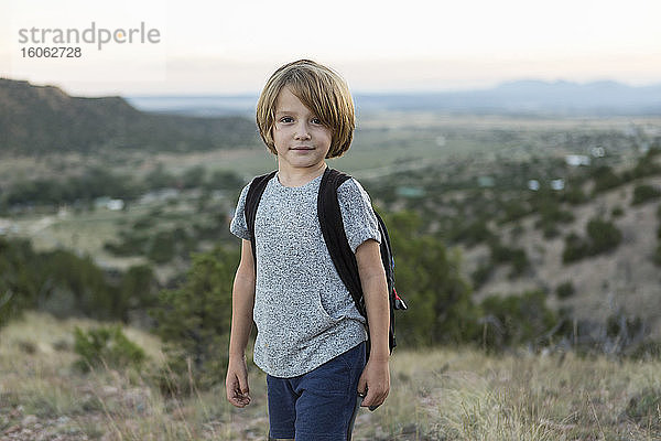 4 Jahre alter Junge wandert bei Sonnenuntergang Lamy NM