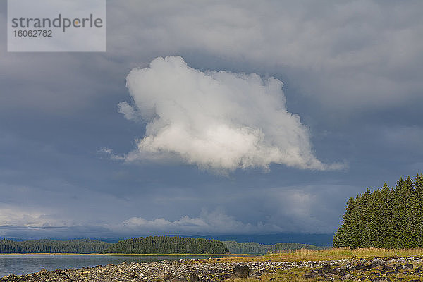 Dramatische Sturmwolken über der abgelegenen Küstenlinie des Muir Inlet Glacier Bay National Park und Preserve Alaska