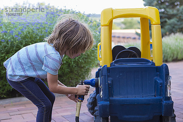 Porträt eines 5 Jahre alten Jungen mit seinem Spielzeugauto