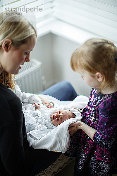 Mutter und Tochter bei der Betreuung von Neugeborenen