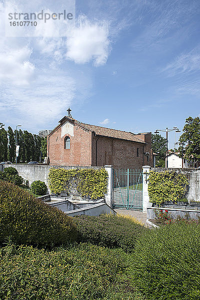 Italien  Lombardei  Mailand  Chiesa Rossa  alte Kirche und Park