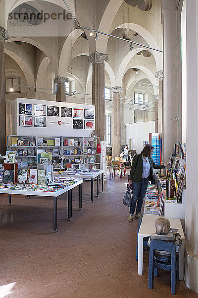 Italien  Lombardei  Mailand  Rotonda della Besana  Buchhandlung