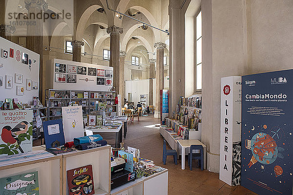 Italien  Lombardei  Mailand  Rotonda della Besana  Buchhandlung