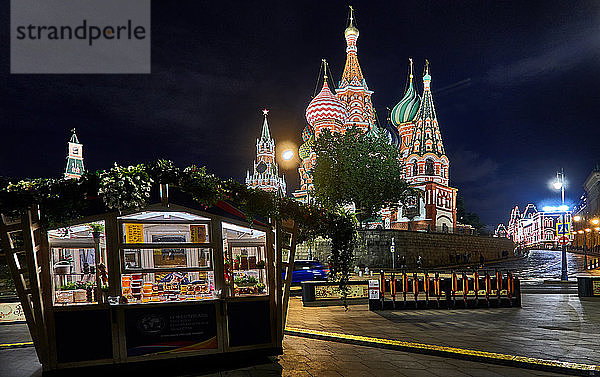 Moskau. vom Wassiljewski-Hang  Blick auf die bunte  nachts beleuchtete Basilius-Kathedrale auf dem Roten Platz