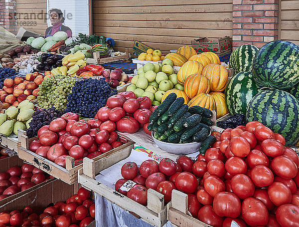 Russland  Oblast Astrachan. Verschiedene Obst- und Gemüsesorten zum Verkauf am Marktstand der Stadt Astrachan