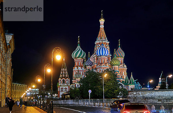 Moskau. von der Ausgangsstraße des Roten Platzes  Blick auf die farbenfrohe  nachts beleuchtete St.-Basilius-Kathedrale Moskau