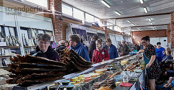 Russland  Oblast Astrachan. Die Stadt Astrachan ist einer der größten Fischmärkte des Landes