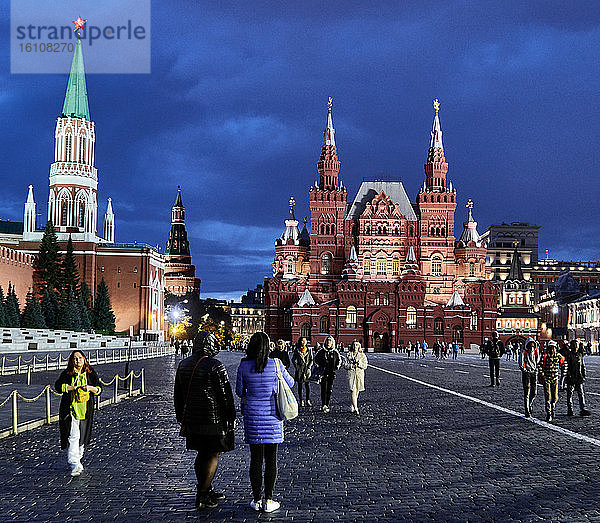 Moskau  Russland. Das Staatliche Historische Museum und der Große Kreml-Palast auf dem Roten Platz sind russische Geschichte. In der Abenddämmerung gehen viele Menschen gerne auf dem Roten Platz spazieren.