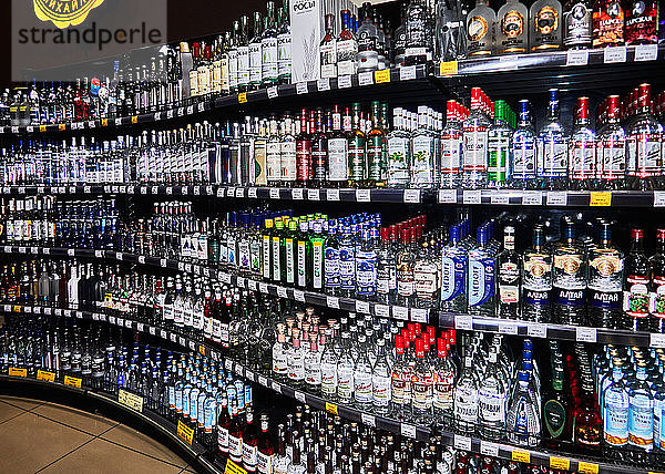 Russland  Oblast Astrachan. Astrachan Stadt die größten Verbraucher von Wodka in der Welt  trinken durchschnittlich 14 Liter pro Jahr. Viele Menschen in Russland glauben fromm  dass Wodka dem Trinker weniger Schaden zufügt als andere Spirituosen wie Whisky und Cognac.