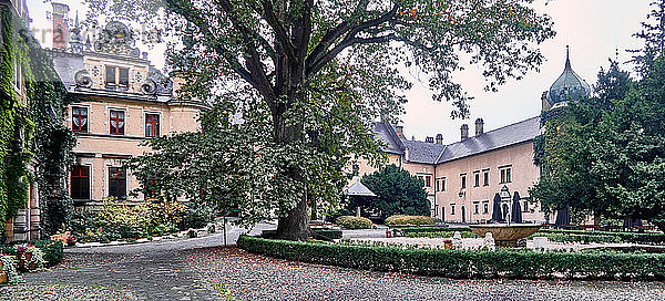 Polen  Innenhof im Schloss Kliczkow. Das Schloss Kliczkow befindet sich in Kliczkow  Woiwodschaft Dolnoslaskie  Polen. Das Hauptgebäude wurde 1585 im Renaissance-Stil erbaut.