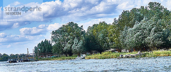 Russland Gebiet Astrachan Wolga-Delta  im Mündungsgebiet  Boote werden entlang der Wolga bis zum kleinen Fischereihafen vertäut  (Störfischfanggebiet)