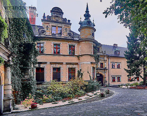 Kliczkow  Polen - Haupteingang zum Schloss Kliczków. Das Schloss Kliczków befindet sich in Kliczków  Woiwodschaft Dolnoslaskie  Polen. Das Hauptgebäude wurde 1585 im Renaissance-Stil in unmittelbarer Nähe der alten Festung erbaut.