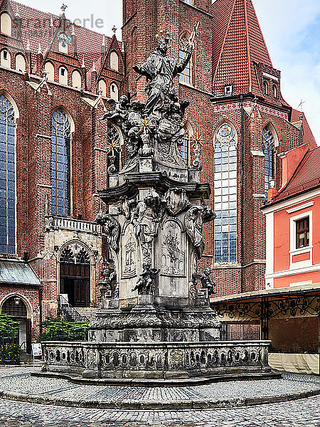 Polen  Stadt Breslau  Woiwodschaft Niederschlesien  1732 geschaffene Statue des heiligen Johannes Nepomunk gegenüber der Stiftskirche zum Heiligen Kreuz und des heiligen Bartholomäus auf der Dominsel.