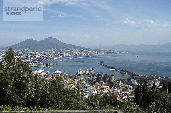 Europa  Italien  Kampanien  Neapel  Panorama der Stadt und des Vesuvs von Castel Sant'Elmo al Vomero aus gesehen.