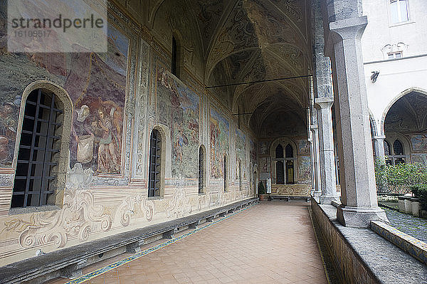 Europa  Italien  Kampanien  Neapel  Komplex des Klosters S. Chiara. Majolika-Kreuzgang mit Friair
