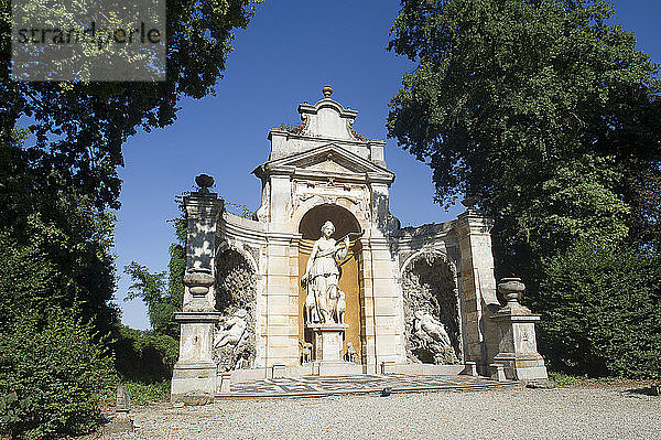 Europa  Italien  Lombardei  Limbiate  Parco delle Groane  Castellazzo  Villa Pusterla Crivelli Arconati ist eine Villa aus dem achtzehnten Jahrhundert in Mombello  (Bruchteil von Limbiate in der Provinz Monza und Brianza) Brunnen im Garten