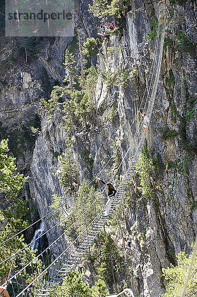 Europa  Italien  Piemont  Claviere  tibetische Brücke der Gorgias von s. Gervasio. Es ist die längste tibetische Brücke der Welt (544 Meter).