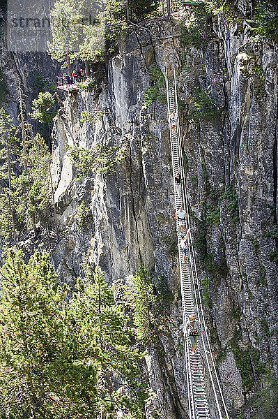 Europa  Italien  Piemont  Claviere  tibetische Brücke der Gorgias von s. Gervasio. Es ist die längste tibetische Brücke der Welt (544 Meter).