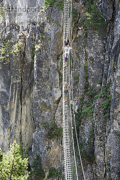 Europa  Italien  Piemont  Claviere  tibetische Brücke der Gorgias von s. Gervasio. Es ist die längste tibetische Brücke der Welt (544 Meter).