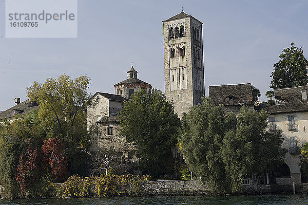 Europa  Italien  Orta San Giulio  am Ortasee  Provinz Novara  Piemont  Lago d'Orta  Insel S. Giulio