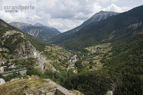 Europa  Frankreich  Brianç zum Departement Hautes-Alpes Provence-Alpes-Cô te d'Azur. Festung der alten Burg.