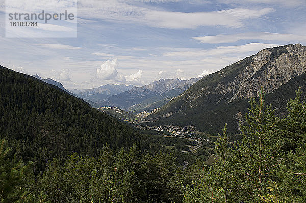 Europa  Italien  Piemont  Valle Susa  Dorfansicht  Claviere  Italien  Provinz Turin  Piemont  Italien  Dorf  Berg  Häuser  Landschaft  horizontal  Sommer