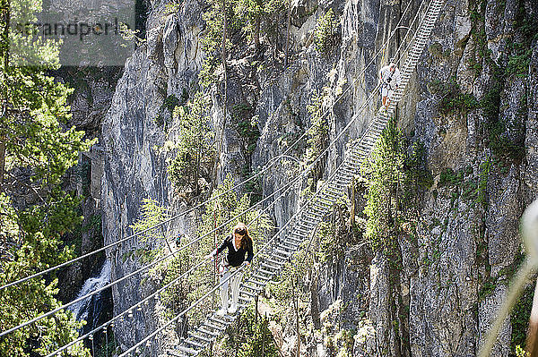 Europa  Italien  Piemont  Claviere  tibetische Brücke der Gorgias von s. Gervasio. Es ist die längste tibetische Brücke der Welt (544 Meter).