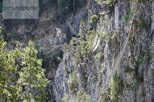 Europa  Italien  Piemont  Claviere  tibetische Brücke der Gorgias von s. Gervasio. Es ist die längste tibetische Brücke der Welt (544 Meter).