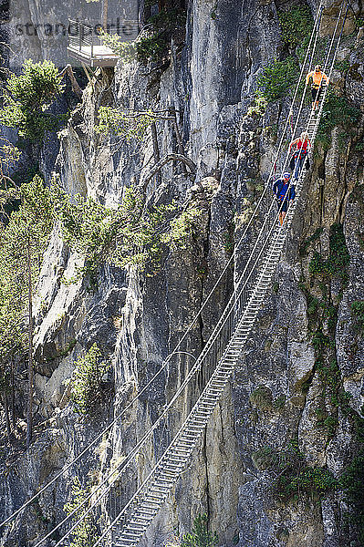 Europa  Italien  Piemont  Claviere  tibetische Brücke der Gorgias von s. Gervasio. Es ist die längste tibetische Brücke der Welt (544 Meter).