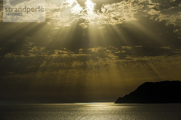 Europa  Italien  Ligurien  Ligurisch. Spektakulärer Sonnenuntergang mit Wolken über Punta Mesco in den Cinque Terre des Ligurischen Meeres.