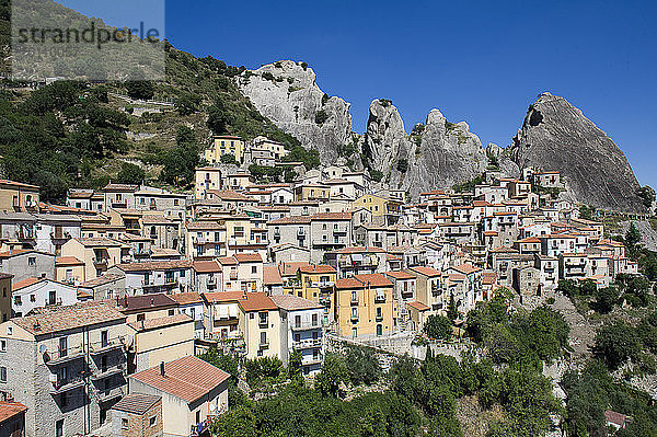 Europa  Italien  Basilikata  Potenza  Castelmezzano  Panoramablick auf die berühmten lukanischen Dolomiten mit dem schönen Bergdorf Castelmezzano
