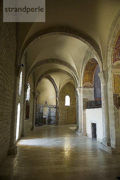 Italien  Basilikata  Acerenza  die Kathedrale von Acerenza  die der Santa Maria Assunta und dem Bischof San Canio im romanisch-gotischen Stil des 13.