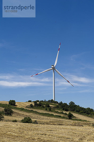 Europa  Italien  Basilikata  Acerenza  Windturbinen auf den Bergen der Basilikata