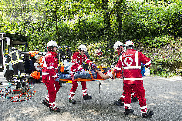 Europa  Italien  Lombardei  Monza. Übung des Emerlab-Katastrophenschutzes  Simulation von Unfällen und Einsatz von Ausrüstung. Sanitäter des Italienischen Roten Kreuzes helfen einem Verletzten.