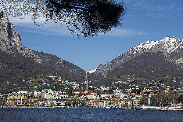 Europa  Italien  Lombardei  Lago Lario  Lago Como  Zweigstelle Lecco. Blick auf die Stadt und den See von Lecco
